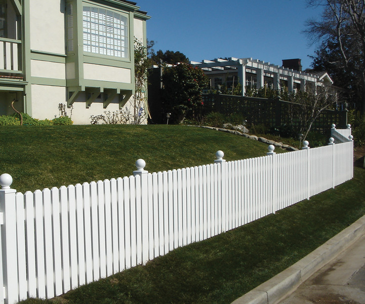 Reasons To Prefer Vinyl Wood Fences Over Real Wood Fences